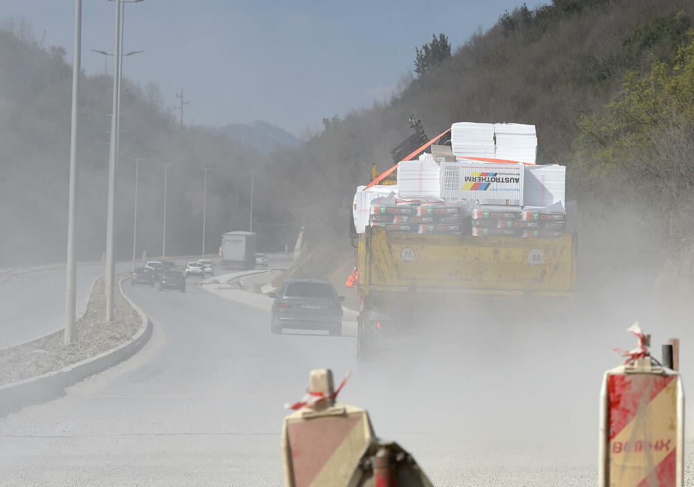 <p>Ministar pomorstva Filip Radulović, koji rukovodi i radom Ministarstva saobraćaja, nedavno obećao da će četiri trake biti pod asfaltom do kraja maja, ali je utisak da sav posao teško da može biti završen u tom roku...</p>