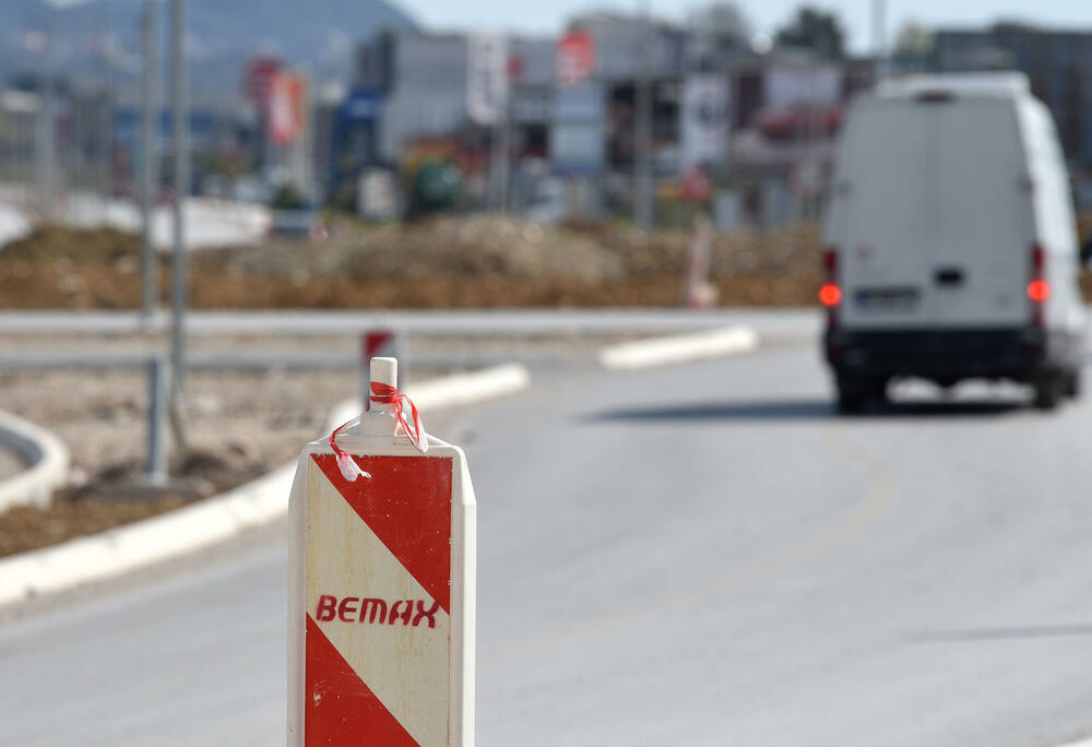 <p>Ministar pomorstva Filip Radulović, koji rukovodi i radom Ministarstva saobraćaja, nedavno obećao da će četiri trake biti pod asfaltom do kraja maja, ali je utisak da sav posao teško da može biti završen u tom roku...</p>