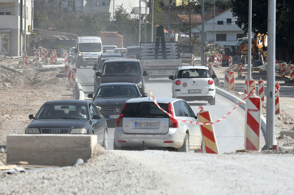 <p>Ministar pomorstva Filip Radulović, koji rukovodi i radom Ministarstva saobraćaja, nedavno obećao da će četiri trake biti pod asfaltom do kraja maja, ali je utisak da sav posao teško da može biti završen u tom roku...</p>