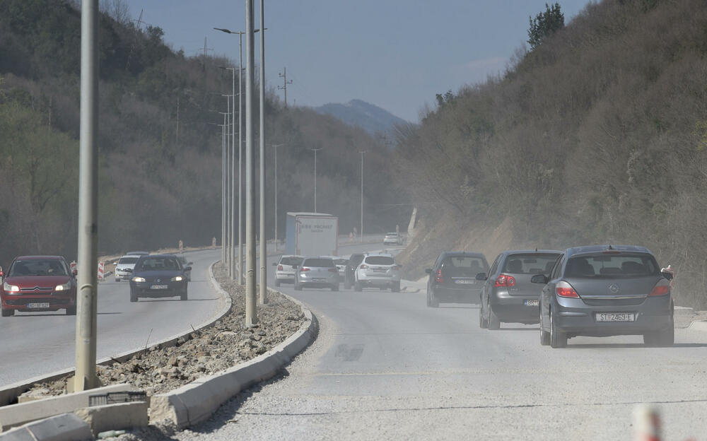 <p>Ministar pomorstva Filip Radulović, koji rukovodi i radom Ministarstva saobraćaja, nedavno obećao da će četiri trake biti pod asfaltom do kraja maja, ali je utisak da sav posao teško da može biti završen u tom roku...</p>