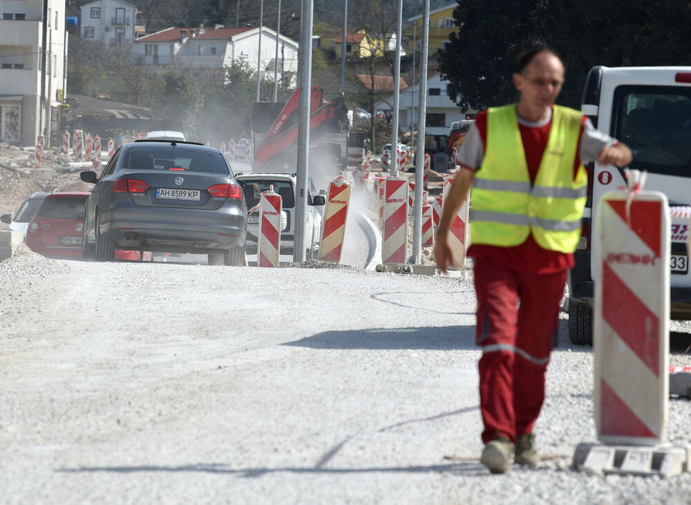 <p>Ministar pomorstva Filip Radulović, koji rukovodi i radom Ministarstva saobraćaja, nedavno obećao da će četiri trake biti pod asfaltom do kraja maja, ali je utisak da sav posao teško da može biti završen u tom roku...</p>