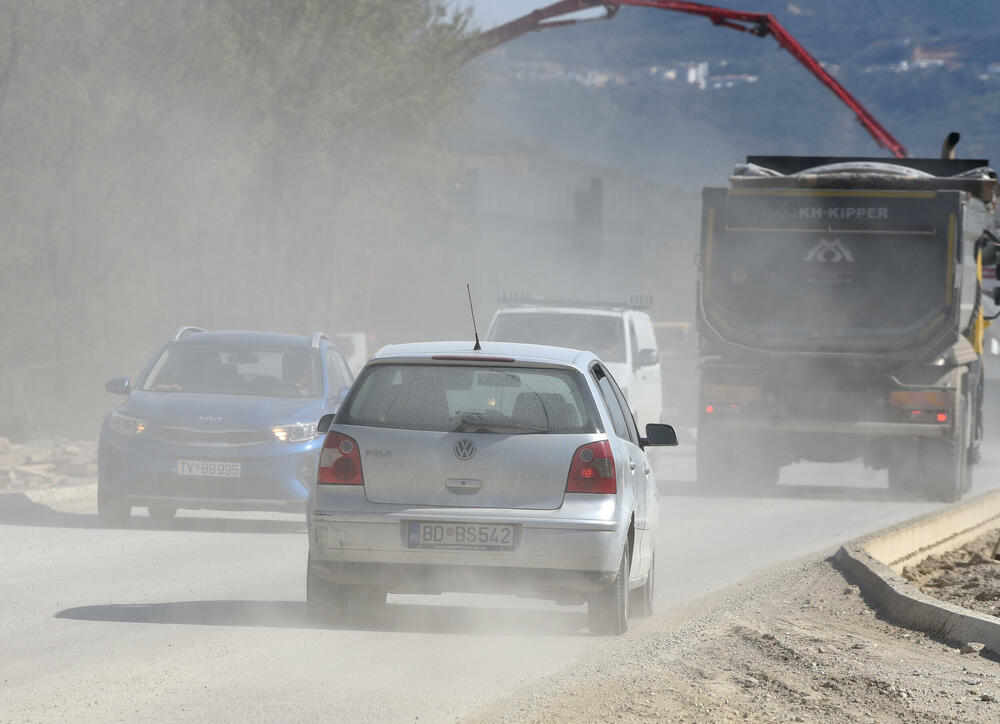 <p>Ministar pomorstva Filip Radulović, koji rukovodi i radom Ministarstva saobraćaja, nedavno obećao da će četiri trake biti pod asfaltom do kraja maja, ali je utisak da sav posao teško da može biti završen u tom roku...</p>