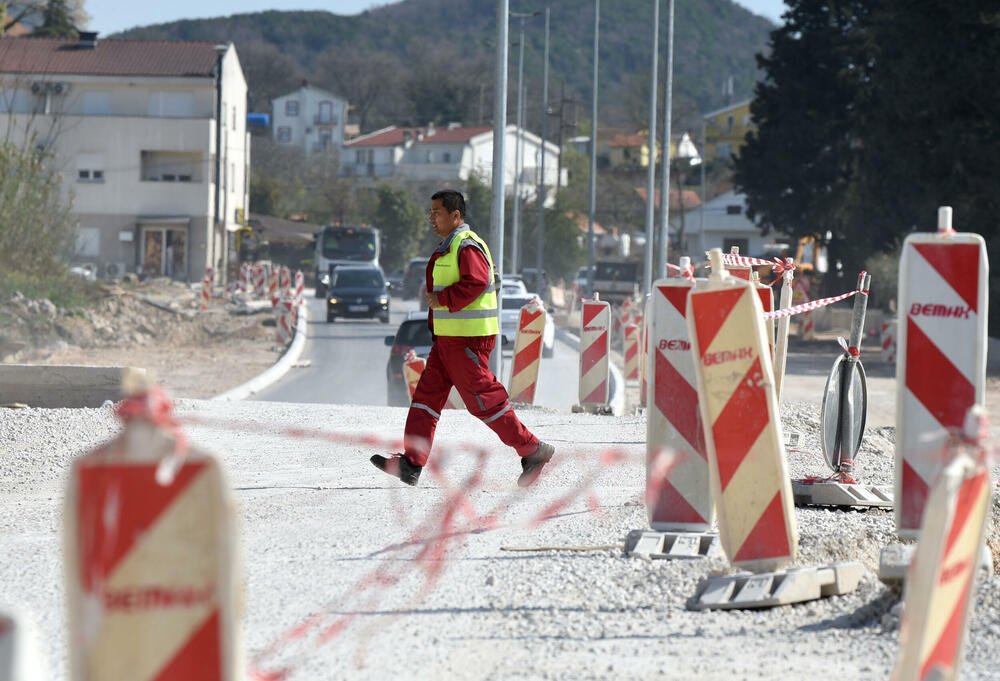 <p>Ministar pomorstva Filip Radulović, koji rukovodi i radom Ministarstva saobraćaja, nedavno obećao da će četiri trake biti pod asfaltom do kraja maja, ali je utisak da sav posao teško da može biti završen u tom roku...</p>