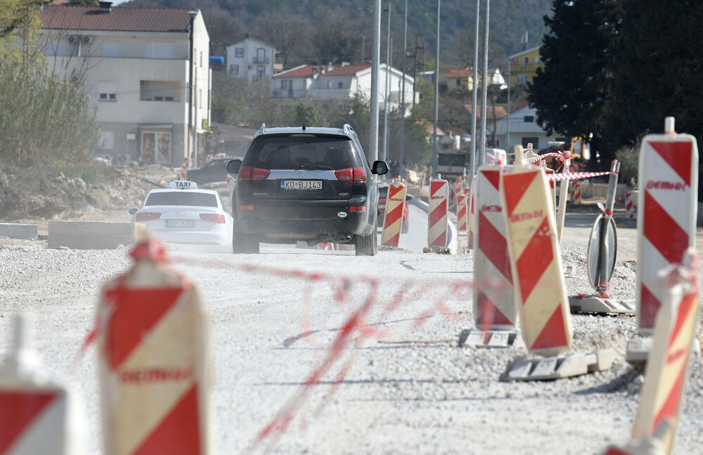 <p>Ministar pomorstva Filip Radulović, koji rukovodi i radom Ministarstva saobraćaja, nedavno obećao da će četiri trake biti pod asfaltom do kraja maja, ali je utisak da sav posao teško da može biti završen u tom roku...</p>