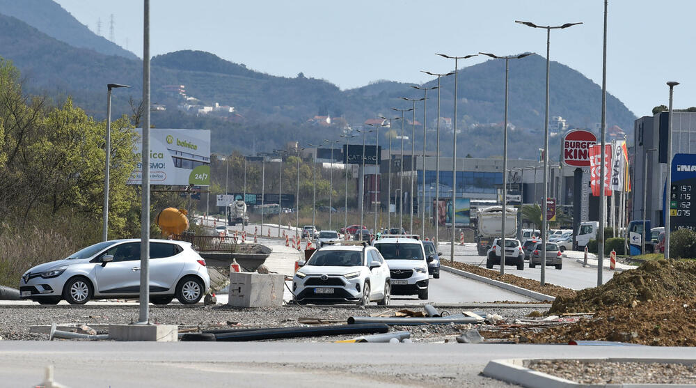 <p>Ministar pomorstva Filip Radulović, koji rukovodi i radom Ministarstva saobraćaja, nedavno obećao da će četiri trake biti pod asfaltom do kraja maja, ali je utisak da sav posao teško da može biti završen u tom roku...</p>