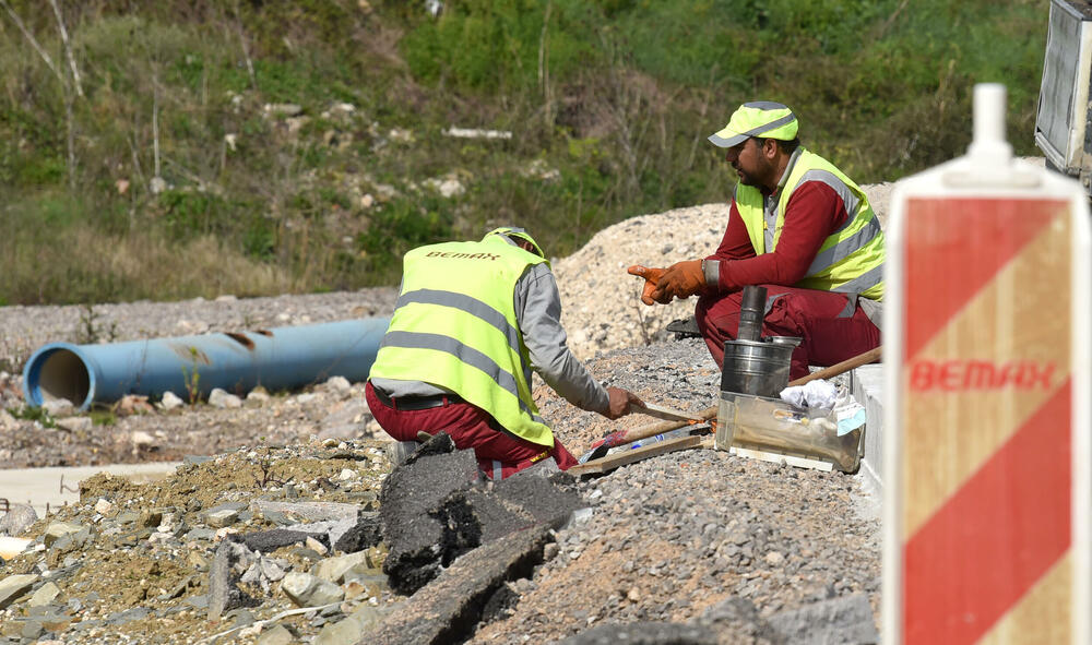 <p>Ministar pomorstva Filip Radulović, koji rukovodi i radom Ministarstva saobraćaja, nedavno obećao da će četiri trake biti pod asfaltom do kraja maja, ali je utisak da sav posao teško da može biti završen u tom roku...</p>