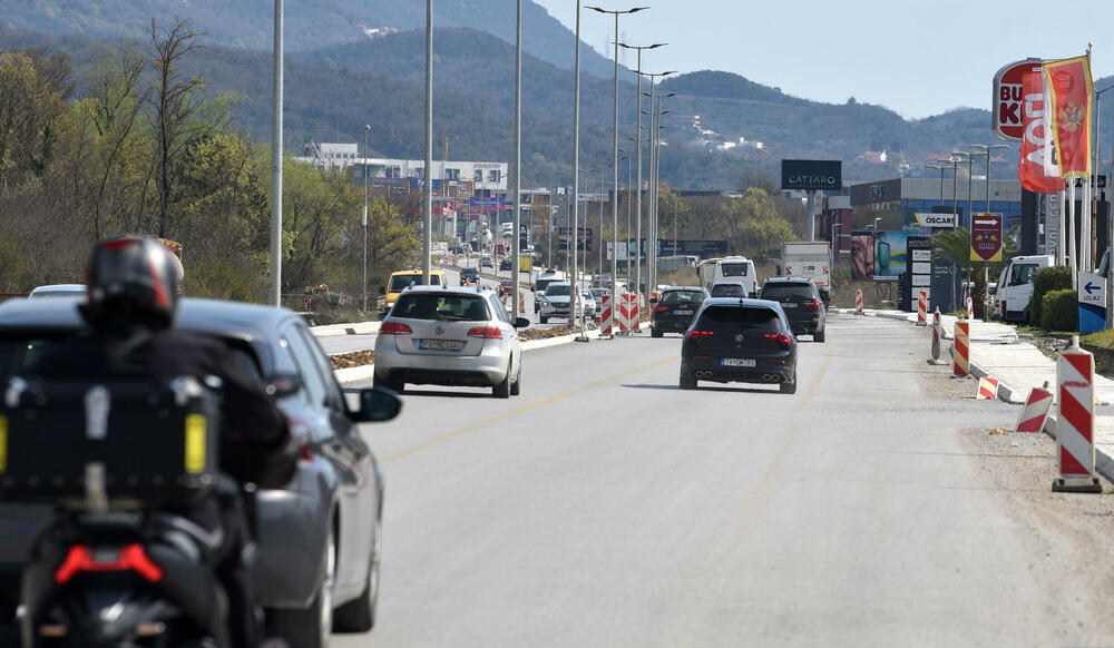 <p>Ministar pomorstva Filip Radulović, koji rukovodi i radom Ministarstva saobraćaja, nedavno obećao da će četiri trake biti pod asfaltom do kraja maja, ali je utisak da sav posao teško da može biti završen u tom roku...</p>