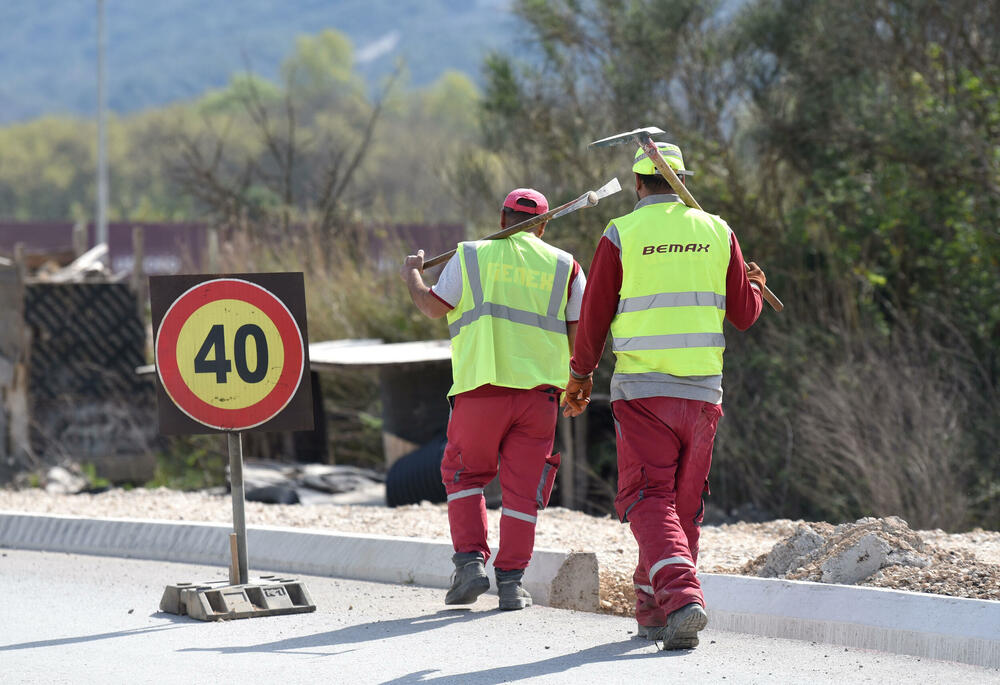 <p>Ministar pomorstva Filip Radulović, koji rukovodi i radom Ministarstva saobraćaja, nedavno obećao da će četiri trake biti pod asfaltom do kraja maja, ali je utisak da sav posao teško da može biti završen u tom roku...</p>
