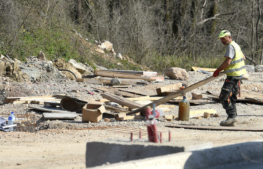 <p>Ministar pomorstva Filip Radulović, koji rukovodi i radom Ministarstva saobraćaja, nedavno obećao da će četiri trake biti pod asfaltom do kraja maja, ali je utisak da sav posao teško da može biti završen u tom roku...</p>