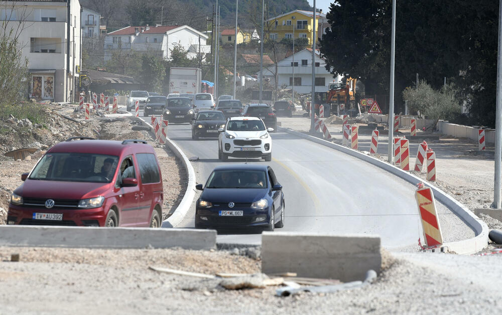 <p>Ministar pomorstva Filip Radulović, koji rukovodi i radom Ministarstva saobraćaja, nedavno obećao da će četiri trake biti pod asfaltom do kraja maja, ali je utisak da sav posao teško da može biti završen u tom roku...</p>
