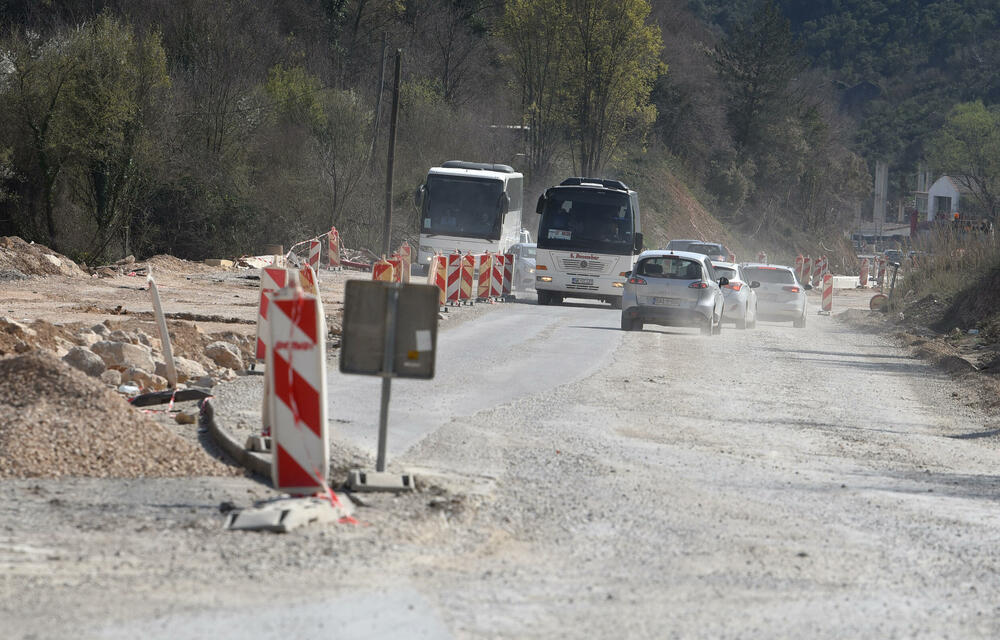 <p>Ministar pomorstva Filip Radulović, koji rukovodi i radom Ministarstva saobraćaja, nedavno obećao da će četiri trake biti pod asfaltom do kraja maja, ali je utisak da sav posao teško da može biti završen u tom roku...</p>
