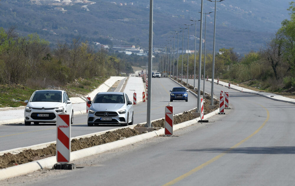 <p>Ministar pomorstva Filip Radulović, koji rukovodi i radom Ministarstva saobraćaja, nedavno obećao da će četiri trake biti pod asfaltom do kraja maja, ali je utisak da sav posao teško da može biti završen u tom roku...</p>
