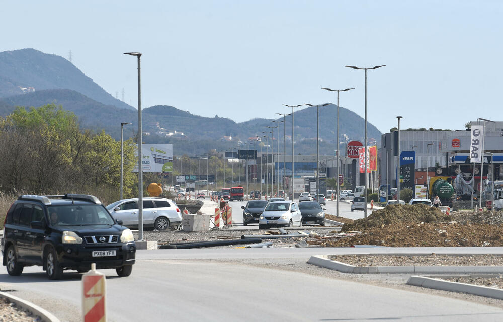 <p>Ministar pomorstva Filip Radulović, koji rukovodi i radom Ministarstva saobraćaja, nedavno obećao da će četiri trake biti pod asfaltom do kraja maja, ali je utisak da sav posao teško da može biti završen u tom roku...</p>