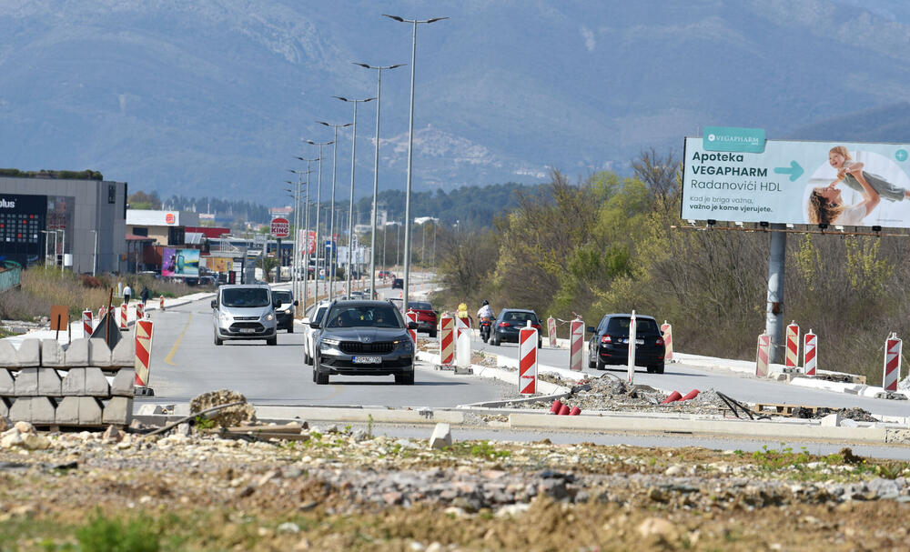 <p>Ministar pomorstva Filip Radulović, koji rukovodi i radom Ministarstva saobraćaja, nedavno obećao da će četiri trake biti pod asfaltom do kraja maja, ali je utisak da sav posao teško da može biti završen u tom roku...</p>