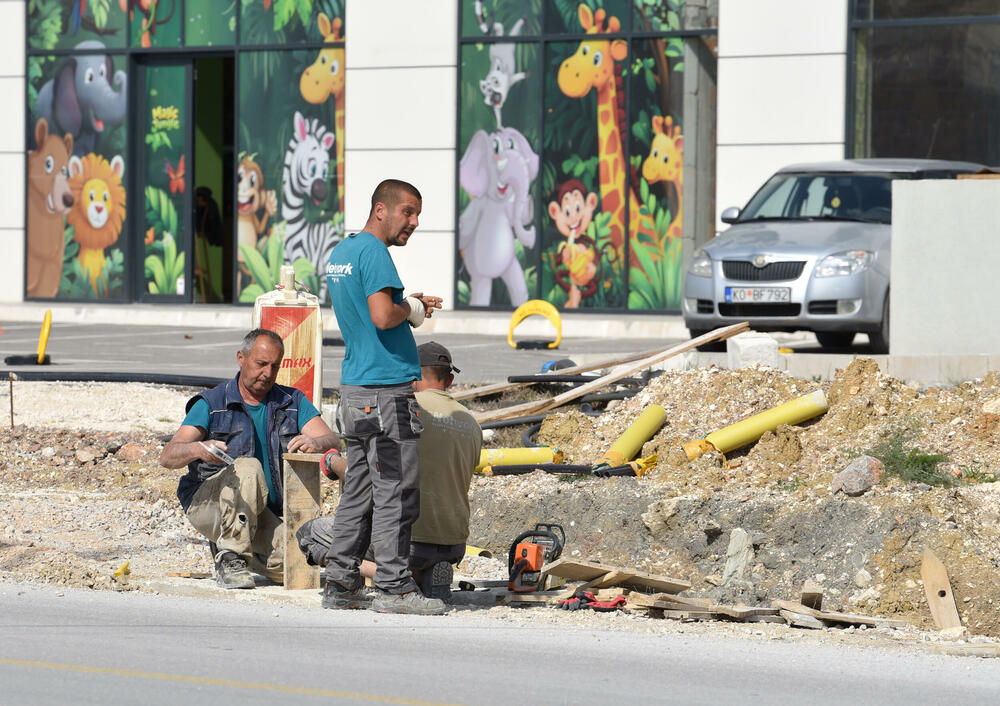 <p>Ministar pomorstva Filip Radulović, koji rukovodi i radom Ministarstva saobraćaja, nedavno obećao da će četiri trake biti pod asfaltom do kraja maja, ali je utisak da sav posao teško da može biti završen u tom roku...</p>