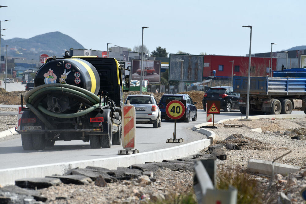 <p>Ministar pomorstva Filip Radulović, koji rukovodi i radom Ministarstva saobraćaja, nedavno obećao da će četiri trake biti pod asfaltom do kraja maja, ali je utisak da sav posao teško da može biti završen u tom roku...</p>