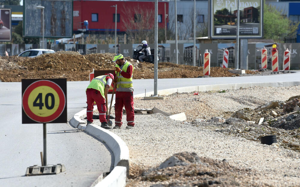 <p>Ministar pomorstva Filip Radulović, koji rukovodi i radom Ministarstva saobraćaja, nedavno obećao da će četiri trake biti pod asfaltom do kraja maja, ali je utisak da sav posao teško da može biti završen u tom roku...</p>