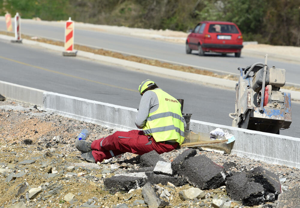 <p>Ministar pomorstva Filip Radulović, koji rukovodi i radom Ministarstva saobraćaja, nedavno obećao da će četiri trake biti pod asfaltom do kraja maja, ali je utisak da sav posao teško da može biti završen u tom roku...</p>