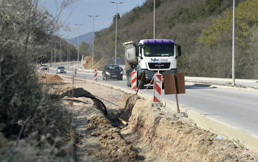 <p>Ministar pomorstva Filip Radulović, koji rukovodi i radom Ministarstva saobraćaja, nedavno obećao da će četiri trake biti pod asfaltom do kraja maja, ali je utisak da sav posao teško da može biti završen u tom roku...</p>