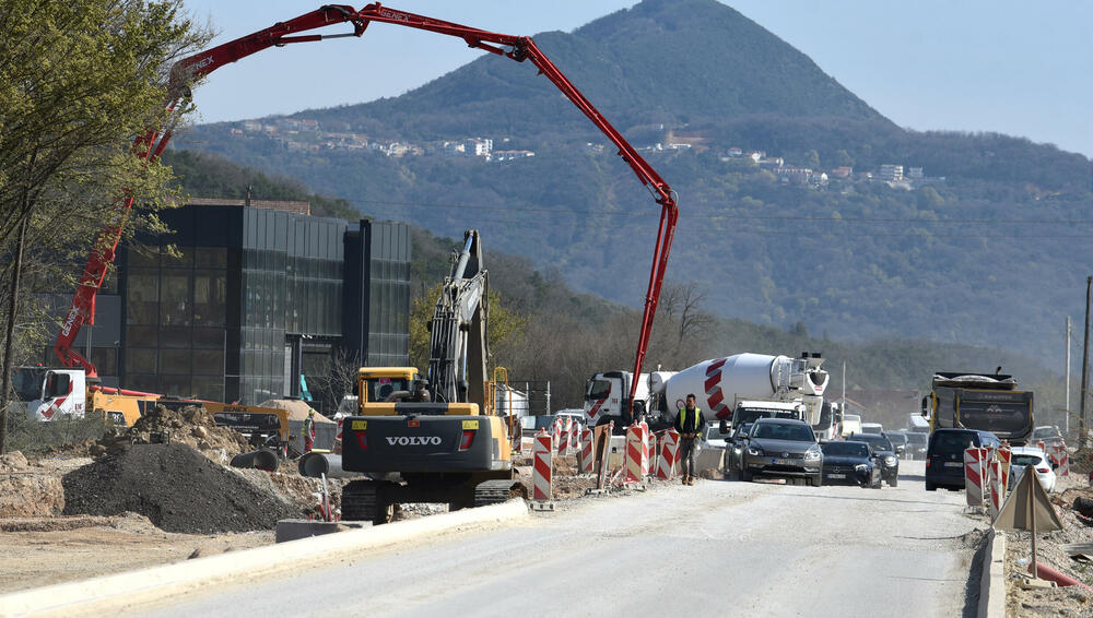 <p>Ministar pomorstva Filip Radulović, koji rukovodi i radom Ministarstva saobraćaja, nedavno obećao da će četiri trake biti pod asfaltom do kraja maja, ali je utisak da sav posao teško da može biti završen u tom roku...</p>
