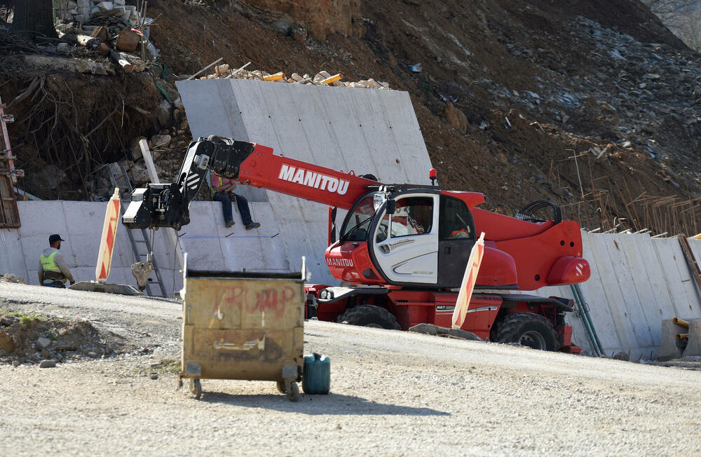<p>Ministar pomorstva Filip Radulović, koji rukovodi i radom Ministarstva saobraćaja, nedavno obećao da će četiri trake biti pod asfaltom do kraja maja, ali je utisak da sav posao teško da može biti završen u tom roku...</p>