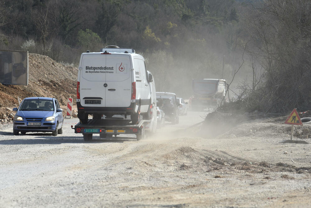 <p>Ministar pomorstva Filip Radulović, koji rukovodi i radom Ministarstva saobraćaja, nedavno obećao da će četiri trake biti pod asfaltom do kraja maja, ali je utisak da sav posao teško da može biti završen u tom roku...</p>