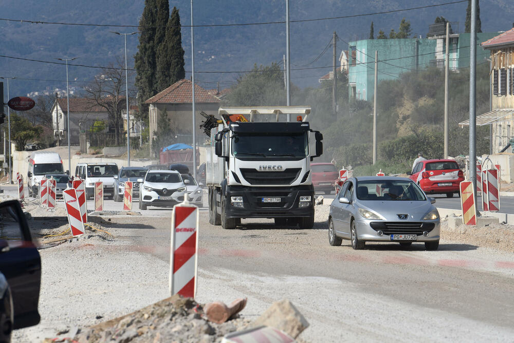 <p>Ministar pomorstva Filip Radulović, koji rukovodi i radom Ministarstva saobraćaja, nedavno obećao da će četiri trake biti pod asfaltom do kraja maja, ali je utisak da sav posao teško da može biti završen u tom roku...</p>