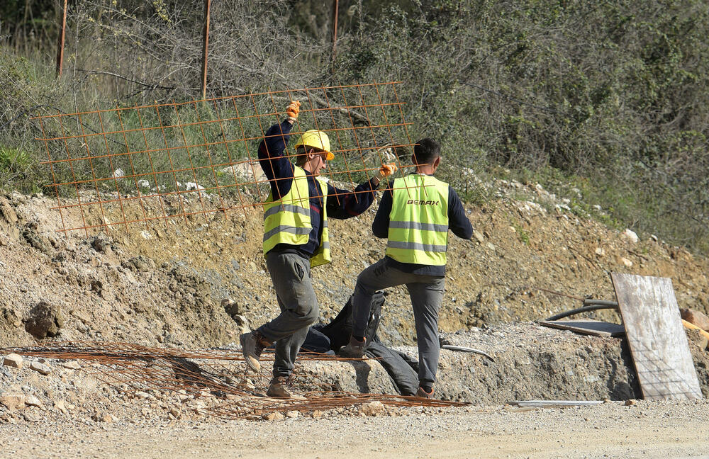 <p>Ministar pomorstva Filip Radulović, koji rukovodi i radom Ministarstva saobraćaja, nedavno obećao da će četiri trake biti pod asfaltom do kraja maja, ali je utisak da sav posao teško da može biti završen u tom roku...</p>