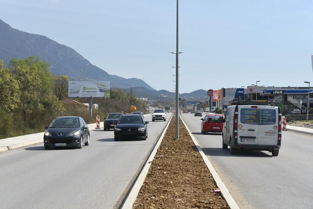 <p>Ministar pomorstva Filip Radulović, koji rukovodi i radom Ministarstva saobraćaja, nedavno obećao da će četiri trake biti pod asfaltom do kraja maja, ali je utisak da sav posao teško da može biti završen u tom roku...</p>