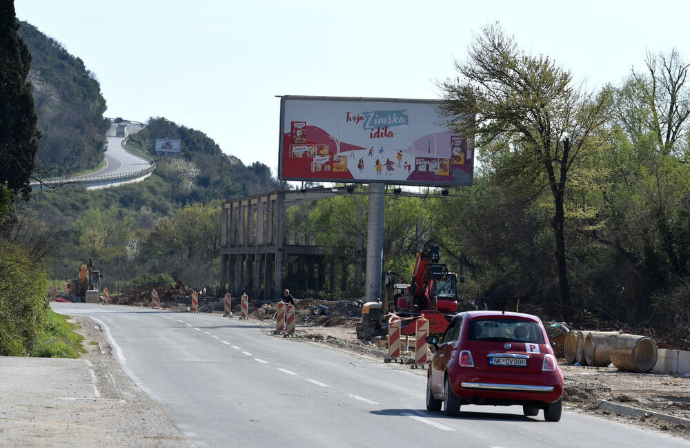 <p>Ministar pomorstva Filip Radulović, koji rukovodi i radom Ministarstva saobraćaja, nedavno obećao da će četiri trake biti pod asfaltom do kraja maja, ali je utisak da sav posao teško da može biti završen u tom roku...</p>