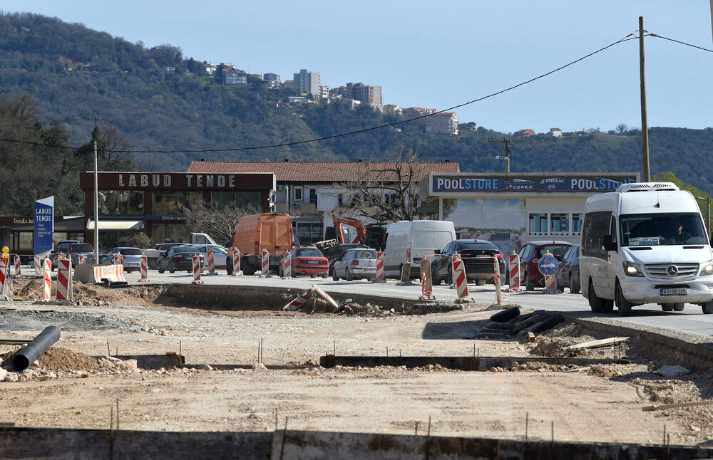 <p>Ministar pomorstva Filip Radulović, koji rukovodi i radom Ministarstva saobraćaja, nedavno obećao da će četiri trake biti pod asfaltom do kraja maja, ali je utisak da sav posao teško da može biti završen u tom roku...</p>