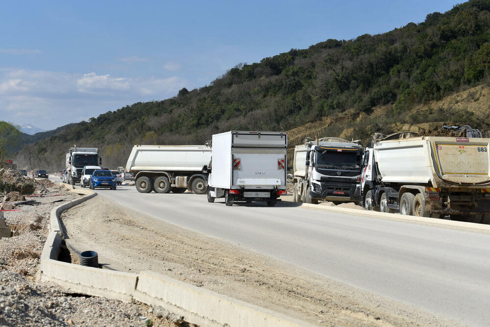 <p>Ministar pomorstva Filip Radulović, koji rukovodi i radom Ministarstva saobraćaja, nedavno obećao da će četiri trake biti pod asfaltom do kraja maja, ali je utisak da sav posao teško da može biti završen u tom roku...</p>