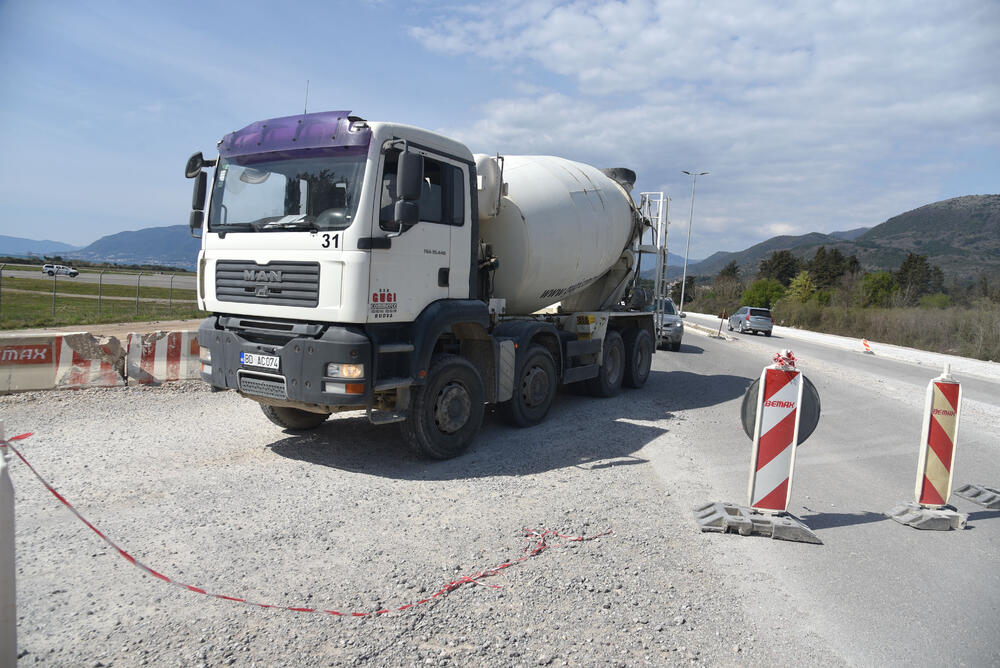 <p>Ministar pomorstva Filip Radulović, koji rukovodi i radom Ministarstva saobraćaja, nedavno obećao da će četiri trake biti pod asfaltom do kraja maja, ali je utisak da sav posao teško da može biti završen u tom roku...</p>