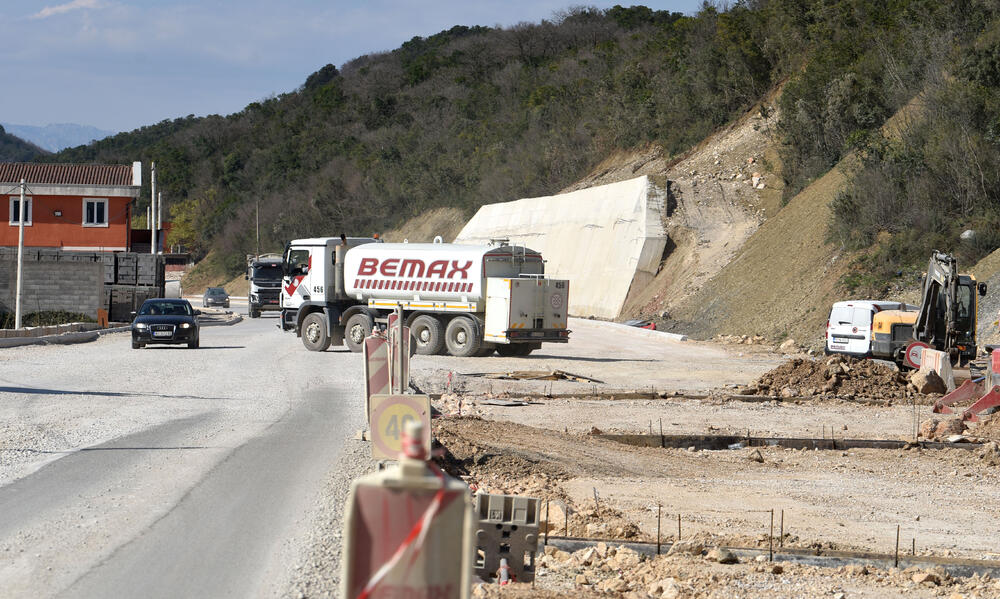<p>Ministar pomorstva Filip Radulović, koji rukovodi i radom Ministarstva saobraćaja, nedavno obećao da će četiri trake biti pod asfaltom do kraja maja, ali je utisak da sav posao teško da može biti završen u tom roku...</p>