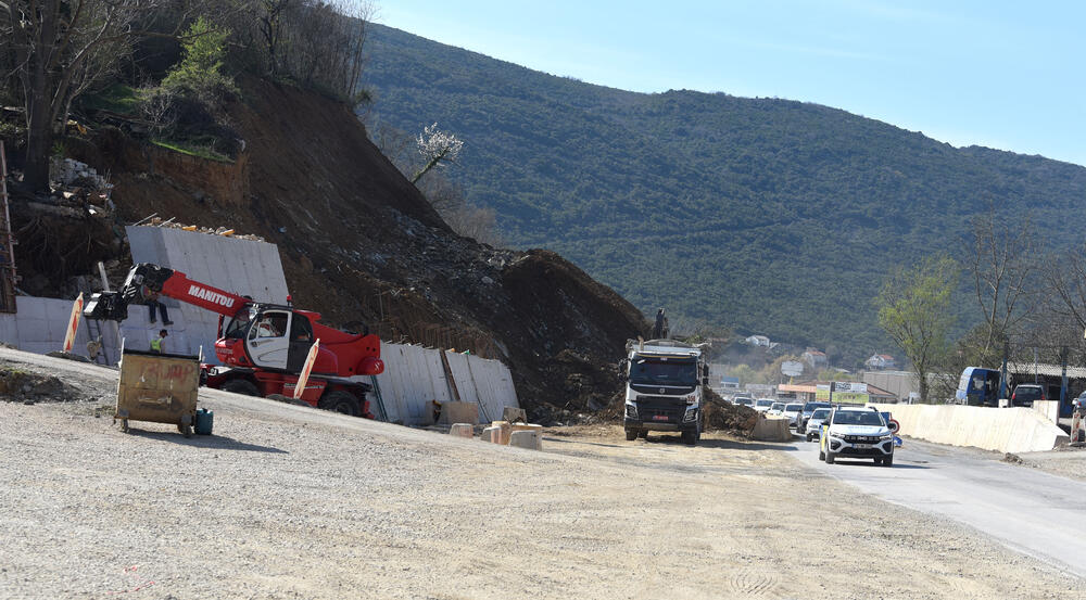 <p>Ministar pomorstva Filip Radulović, koji rukovodi i radom Ministarstva saobraćaja, nedavno obećao da će četiri trake biti pod asfaltom do kraja maja, ali je utisak da sav posao teško da može biti završen u tom roku...</p>