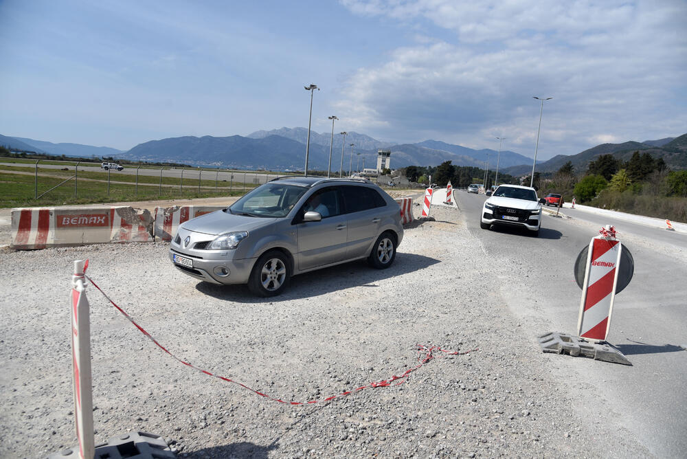 <p>Ministar pomorstva Filip Radulović, koji rukovodi i radom Ministarstva saobraćaja, nedavno obećao da će četiri trake biti pod asfaltom do kraja maja, ali je utisak da sav posao teško da može biti završen u tom roku...</p>