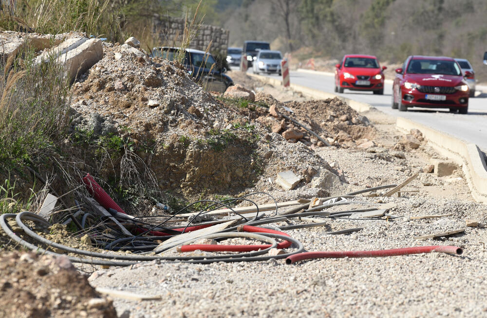 <p>Ministar pomorstva Filip Radulović, koji rukovodi i radom Ministarstva saobraćaja, nedavno obećao da će četiri trake biti pod asfaltom do kraja maja, ali je utisak da sav posao teško da može biti završen u tom roku...</p>