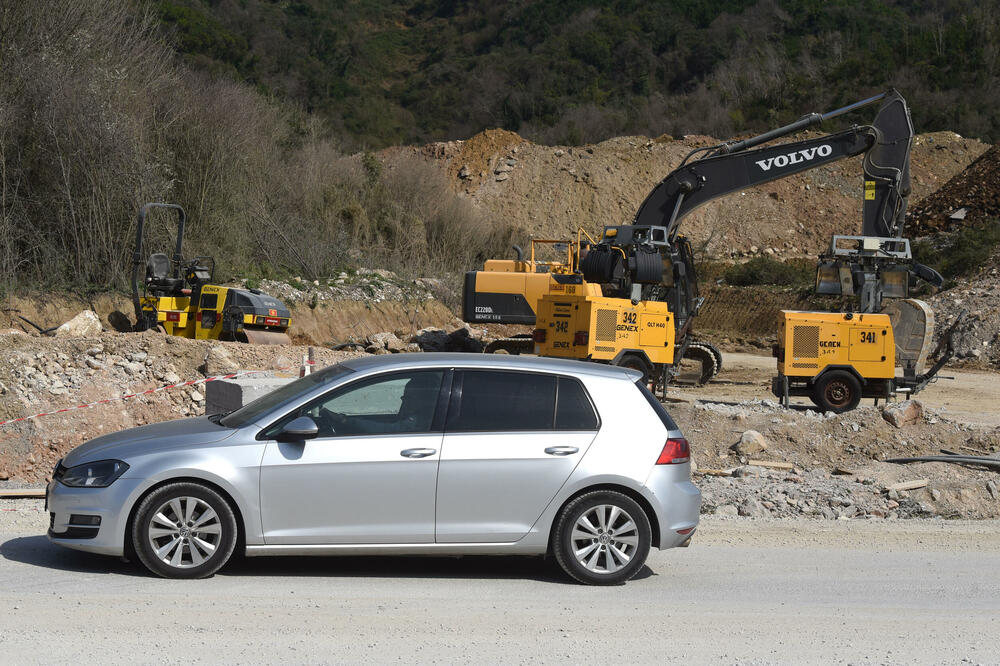 <p>Ministar pomorstva Filip Radulović, koji rukovodi i radom Ministarstva saobraćaja, nedavno obećao da će četiri trake biti pod asfaltom do kraja maja, ali je utisak da sav posao teško da može biti završen u tom roku...</p>