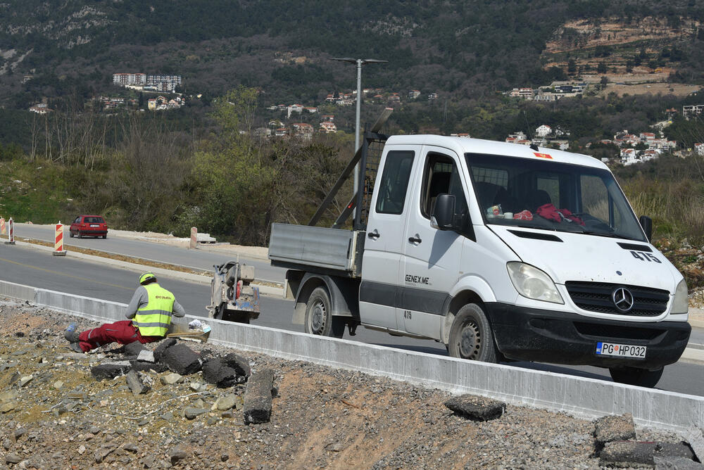 <p>Ministar pomorstva Filip Radulović, koji rukovodi i radom Ministarstva saobraćaja, nedavno obećao da će četiri trake biti pod asfaltom do kraja maja, ali je utisak da sav posao teško da može biti završen u tom roku...</p>