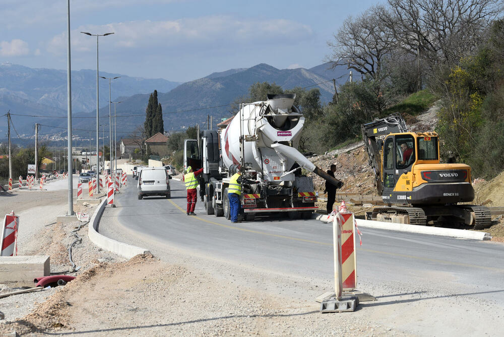 <p>Ministar pomorstva Filip Radulović, koji rukovodi i radom Ministarstva saobraćaja, nedavno obećao da će četiri trake biti pod asfaltom do kraja maja, ali je utisak da sav posao teško da može biti završen u tom roku...</p>