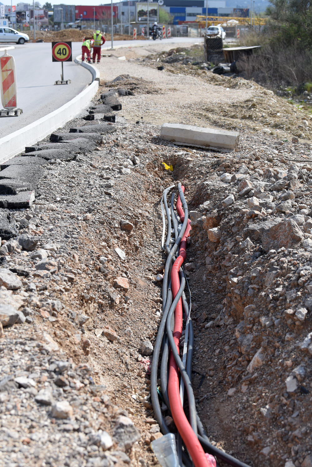 <p>Ministar pomorstva Filip Radulović, koji rukovodi i radom Ministarstva saobraćaja, nedavno obećao da će četiri trake biti pod asfaltom do kraja maja, ali je utisak da sav posao teško da može biti završen u tom roku...</p>