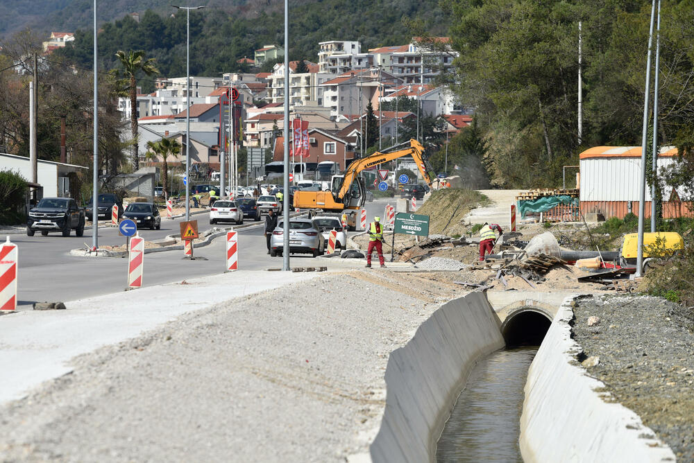 <p>Ministar pomorstva Filip Radulović, koji rukovodi i radom Ministarstva saobraćaja, nedavno obećao da će četiri trake biti pod asfaltom do kraja maja, ali je utisak da sav posao teško da može biti završen u tom roku...</p>