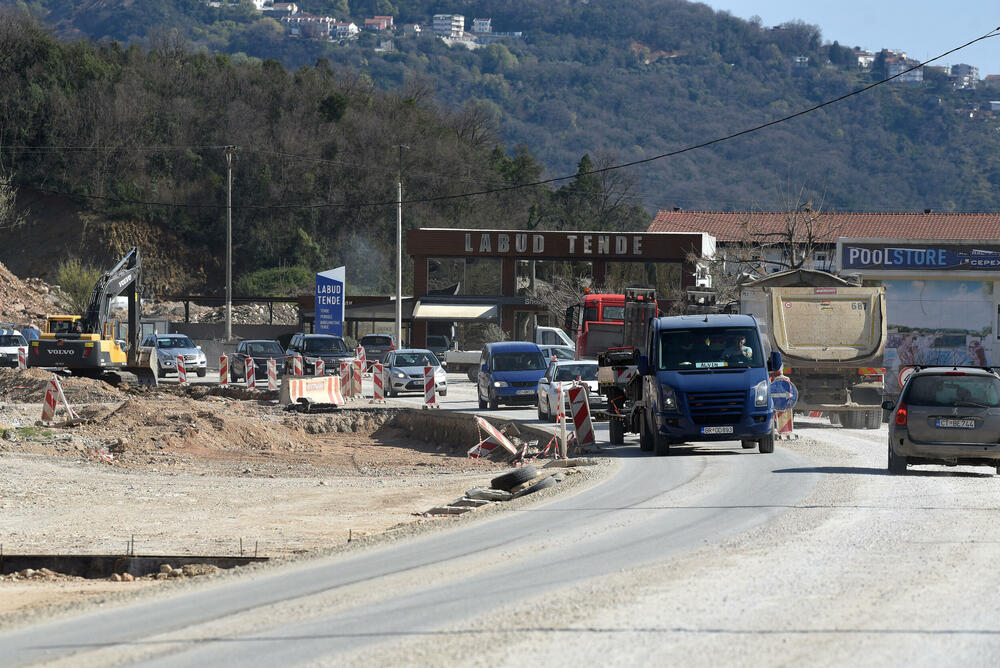 <p>Ministar pomorstva Filip Radulović, koji rukovodi i radom Ministarstva saobraćaja, nedavno obećao da će četiri trake biti pod asfaltom do kraja maja, ali je utisak da sav posao teško da može biti završen u tom roku...</p>