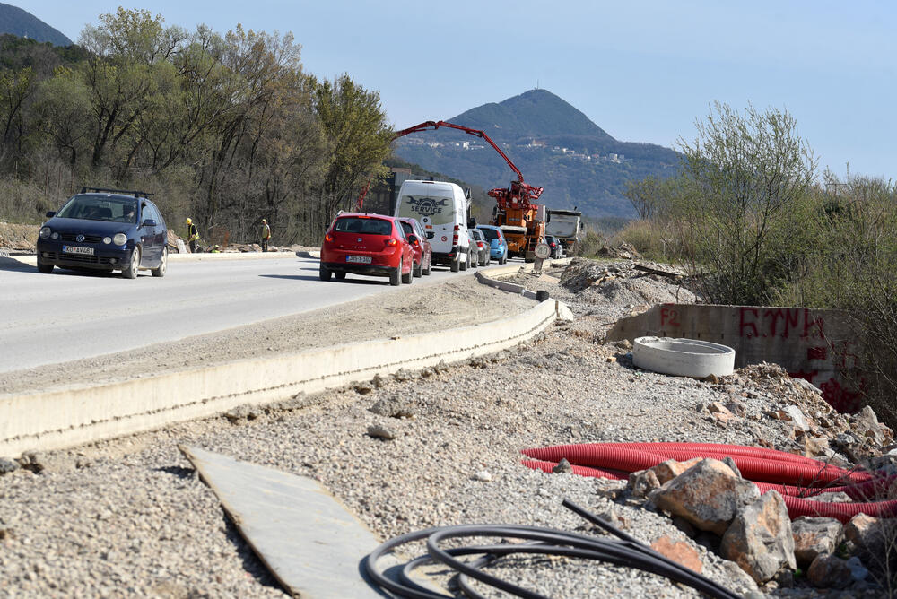 <p>Ministar pomorstva Filip Radulović, koji rukovodi i radom Ministarstva saobraćaja, nedavno obećao da će četiri trake biti pod asfaltom do kraja maja, ali je utisak da sav posao teško da može biti završen u tom roku...</p>