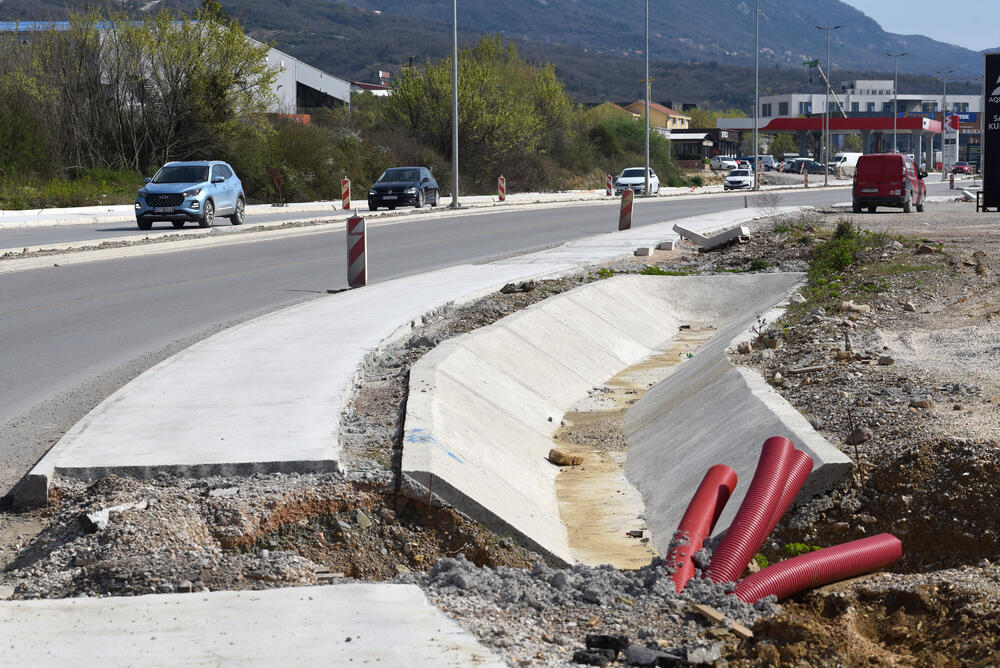 <p>Ministar pomorstva Filip Radulović, koji rukovodi i radom Ministarstva saobraćaja, nedavno obećao da će četiri trake biti pod asfaltom do kraja maja, ali je utisak da sav posao teško da može biti završen u tom roku...</p>