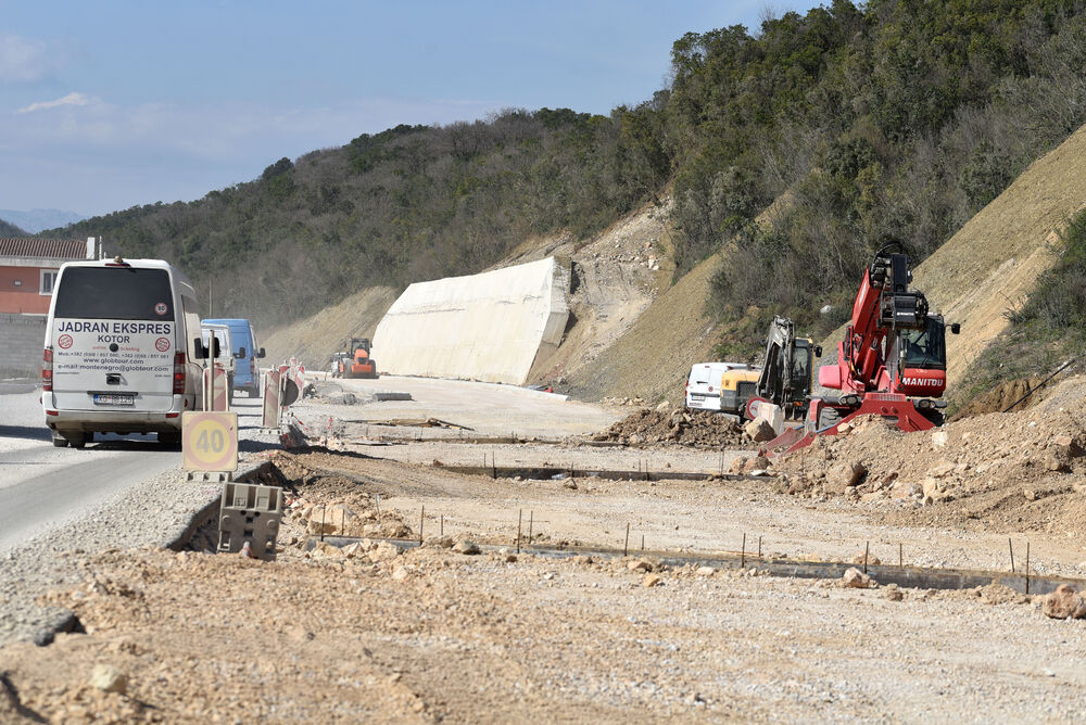 <p>Ministar pomorstva Filip Radulović, koji rukovodi i radom Ministarstva saobraćaja, nedavno obećao da će četiri trake biti pod asfaltom do kraja maja, ali je utisak da sav posao teško da može biti završen u tom roku...</p>