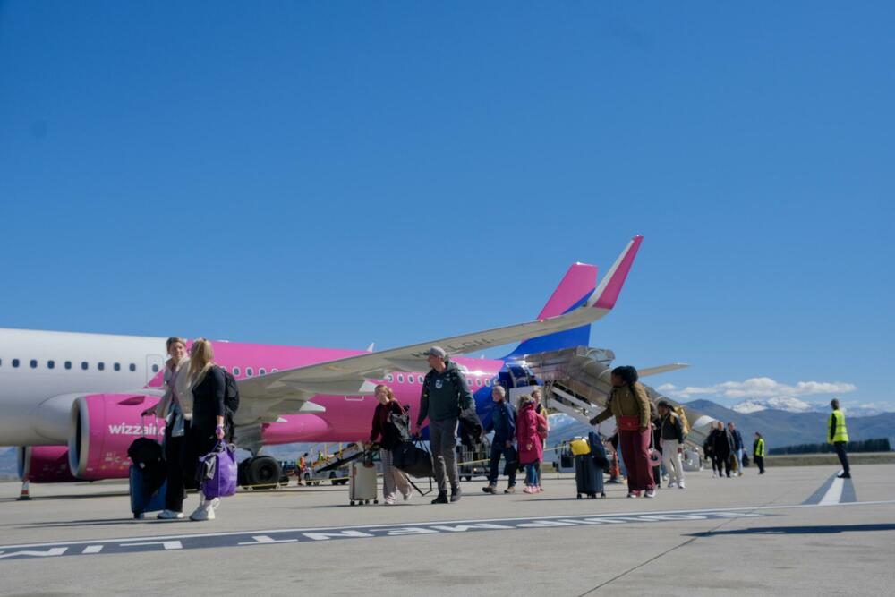 <p>"Moraćemo da razmišljamo o infrastrukturi, jer Aerodrom više ne može više da primi linija, pa ćemo gledati kako da je unaprijedimo", kazao je premijer Milojko Spajić</p>