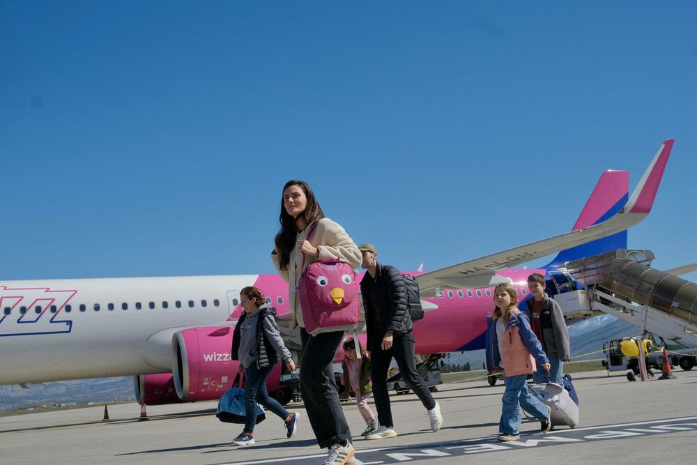 <p>"Moraćemo da razmišljamo o infrastrukturi, jer Aerodrom više ne može više da primi linija, pa ćemo gledati kako da je unaprijedimo", kazao je premijer Milojko Spajić</p>