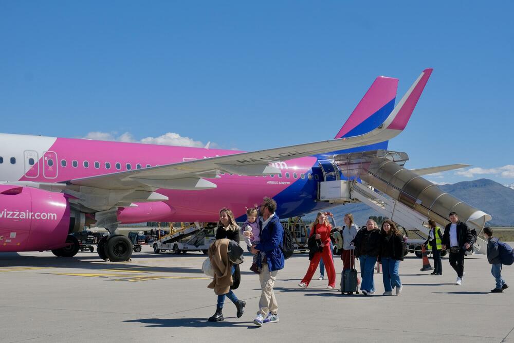 <p>"Moraćemo da razmišljamo o infrastrukturi, jer Aerodrom više ne može više da primi linija, pa ćemo gledati kako da je unaprijedimo", kazao je premijer Milojko Spajić</p>