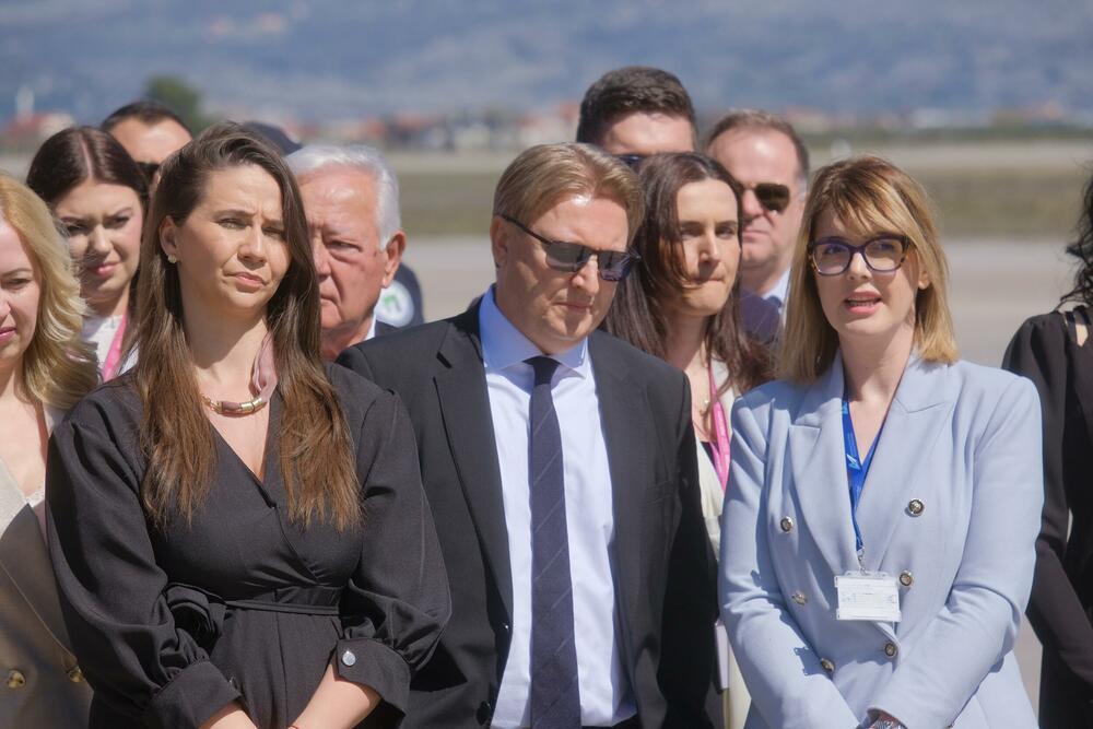 <p>"Moraćemo da razmišljamo o infrastrukturi, jer Aerodrom više ne može više da primi linija, pa ćemo gledati kako da je unaprijedimo", kazao je premijer Milojko Spajić</p>